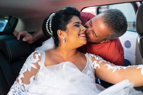Noiva no carro antes do casamento em Guarapari recebendo um beijo no rosto de seu pai'
