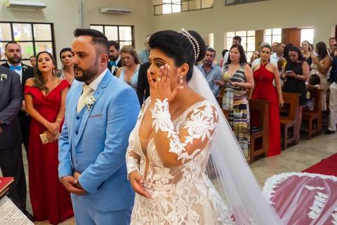 Noiva emocionada e chorando durante cerimônia de casamento em Guarapari'