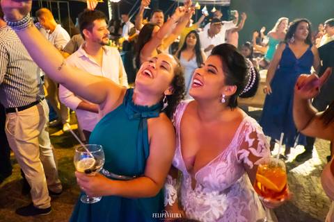 Noiva dançando com convidada em festa de casaemnto em Guarapari Espirito Santo em festa'