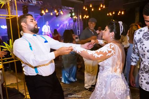 Noiva dançando com padrinho em festa de casamento em Guarapari '