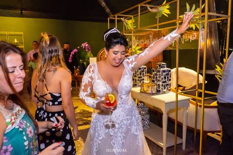 noiva dançando animada em festa de casamento em guarapari '