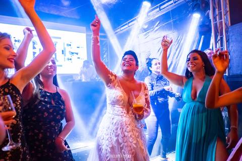 show de luzes em festa de casamento com noiva sorrindo em foto em guarapari'