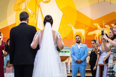 Noivo vendo sua noiva entrar na igreja em guarapari casamento em igreja'