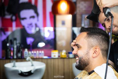 Noivo cortando o cabelo em ensaio making of antes do casamento'