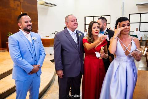 Madrinha e mãe do noivo chorando ao verem noiva entrar na igreja em Guarapari'