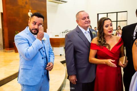 Noivo chorando ao ver sua noiva entrar na igreja São Pedro em cerimônia de casamento em Guarapari '