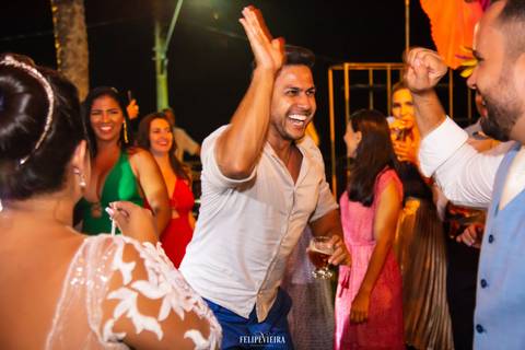 noivo cumprimentando convidado e alegre em festa de casamento em guarapari'