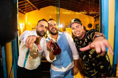 noivos com padrinho e DJ em festa de casamento alegres e comemorando o momento especial'
