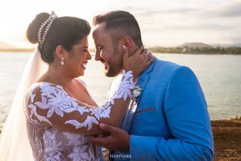 Noivos sorrindo com os rostos próximos em retrato de ensaio de casamento pós wedding'