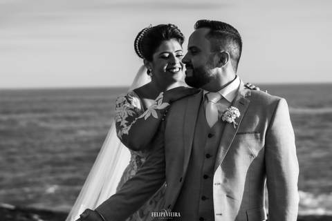 Retrato em preto e branco de ensaio externo de noivos em frente ao mar em casamento em guarapari'