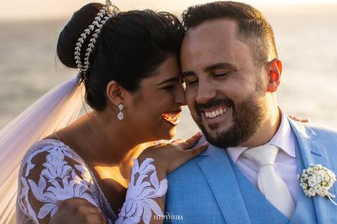 Noivos sorrindo e abraçados em ensaio de casamento em guarapari'