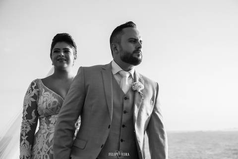 ensaio externo de casamento em guarapari em foto em preto e branco de noivos '