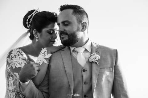 Retrato preto e branco de ensaio externo de noivos em guarapari em casamento de noivos abraçados'