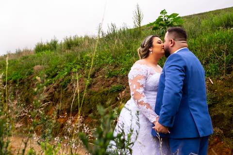 noiva beijando noivo no ensaio pós casamento '