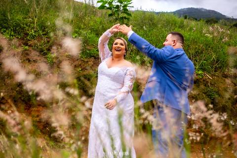 noiva se divertindo com o noivo dançando '