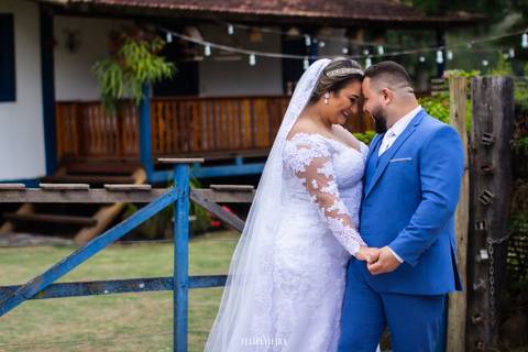 noivos em frente a uma casa rústica na Rota do Lagarto durante Ensaio Pós Wedding'