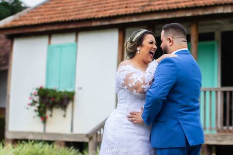 noivos se divertindo durante ensaio pós wedding na Rota do Lagarto Pedra Azul'