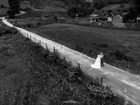 noivos numa estrada de terra em foto em preto e branco feita com drone em Pedra Azul'