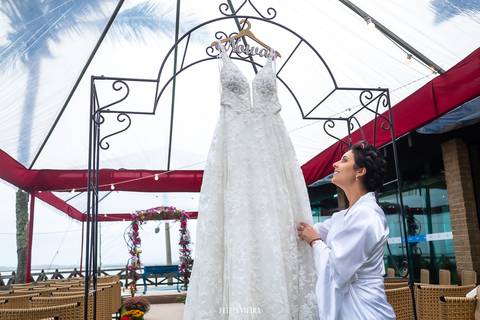 noiva olhando o vestido no dia do casamento em Guarapari'