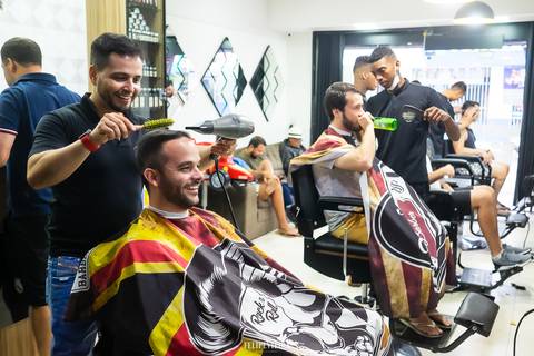 noivo na barbearia em Guarapari durante o making of do noivo'