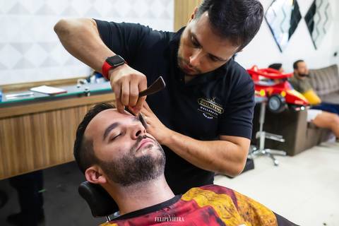 noivo fazendo a barba no dia do casamento '