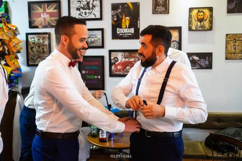 noivo com o padrinho com suspensório durante o making of'