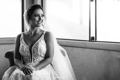 retrato da noiva em preto e branco com mo vestido de noiva em renda e com véu'