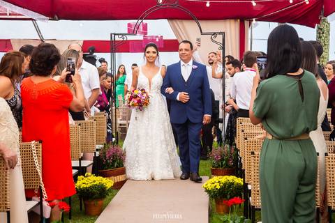 entrada da noiva com vestido em renda casamento na Mansão 300 em Meaípe Guarapari'