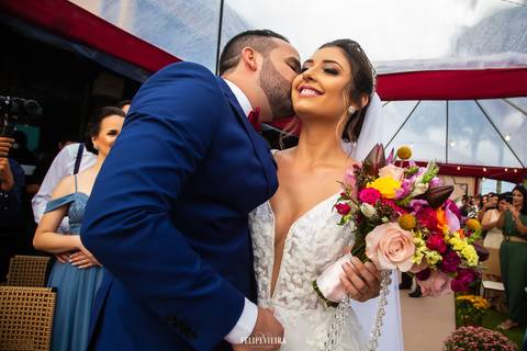 noivo com recebendo a noiva no altar dando um beijo no rosto'