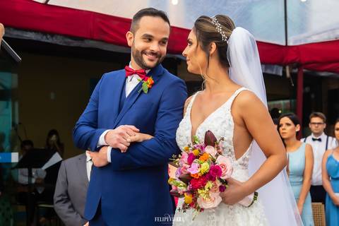 noivo sorrindo para a noiva durante cerimônia na Mansão 300 em Meaípe '