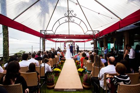 cerimônia num dia nublado com toldo transparente casamento em Guarapari'