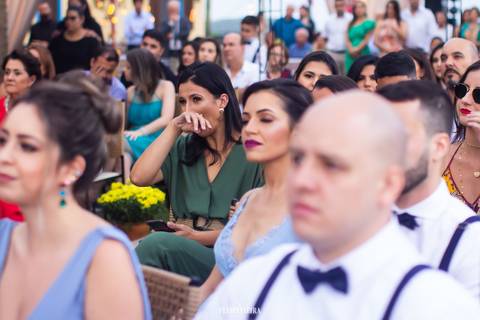 convidada se emocionando durante cerimônia de casamento Guarapari'