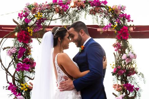 noivos se acariciando durante cerimônia logo após os votos na cerimônia de casamento'