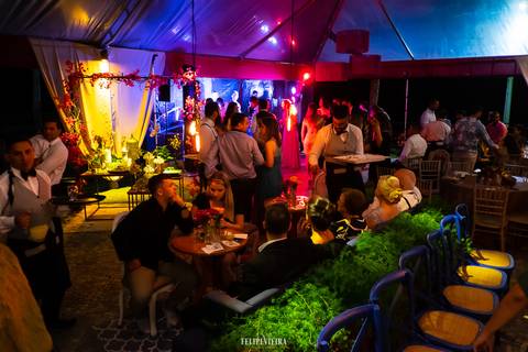 foto da decoração mostrando a iluminação decorativa e a iluminação cênica da festa de casamento'