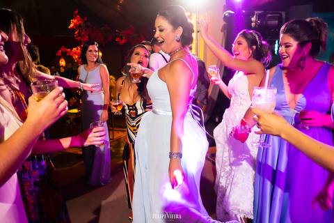 madrinhas da noiva com vestidos azuis se divertindo na festa de casamento'