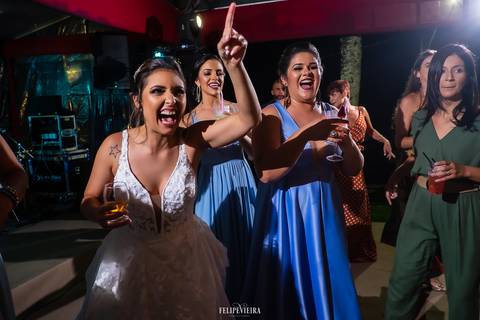 noiva com as madrinhas na pista d dança'