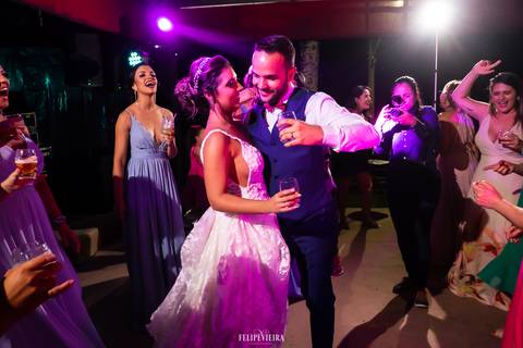 noivos dançando na pista de dança durante a recepção do casamento em Meaípe Guarapari'