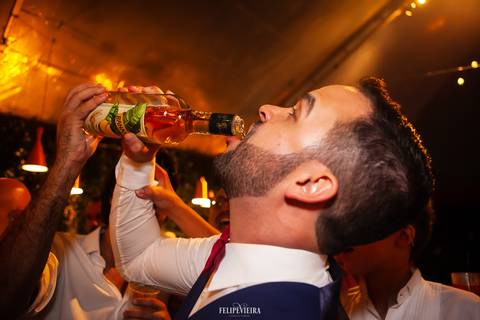 noivo se divertindo na festa bebendo tequila'