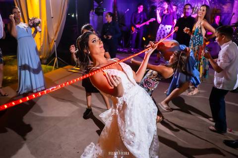 noiva dançando passando por baixo da corda de led '
