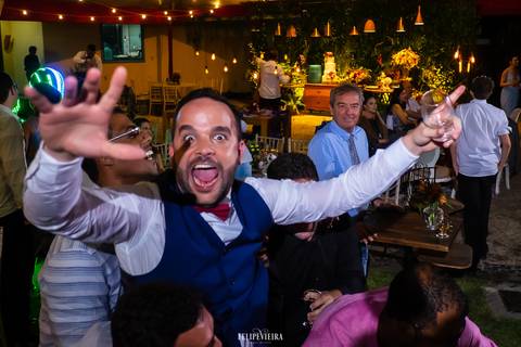 noivo curtindo a festa gritando e se divertindo'