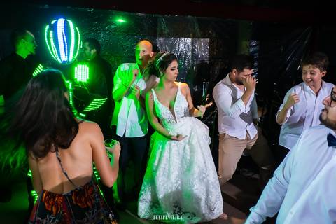 noiva com as madrinhas com o robo de led dançando e se divertindo na festa de casamento'