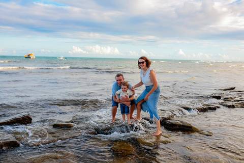 Fotógrafo de bodas de ouro em Praia do Forte, Fotos de bodas de ouro na Bahia,Fotografia de casais em Praia do Forte,Ensaio fotográfico de casal em Salvador,Fotógrafo de casamento em Praia do Forte,Fotógrafo de eventos em Bahia,Fotos de família '