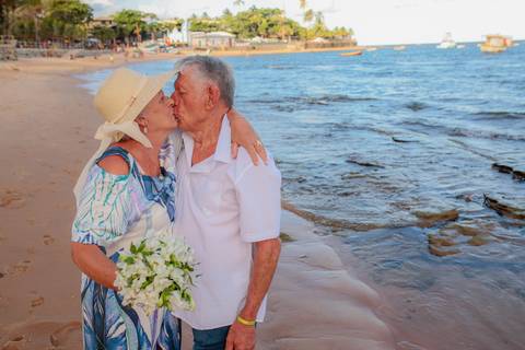 Fotógrafo de bodas de ouro em Praia do Forte, Fotos de bodas de ouro na Bahia,Fotografia de casais em Praia do Forte,Ensaio fotográfico de casal em Salvador,Fotógrafo de casamento em Praia do Forte,Fotógrafo de eventos em Bahia,Fotos de família '