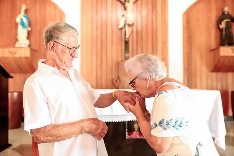 Fotógrafo de bodas de ouro em Praia do Forte, Fotos de bodas de ouro na Bahia,Fotografia de casais em Praia do Forte,Ensaio fotográfico de casal em Salvador,Fotógrafo de casamento em Praia do Forte,Fotógrafo de eventos em Bahia,Fotos de família '