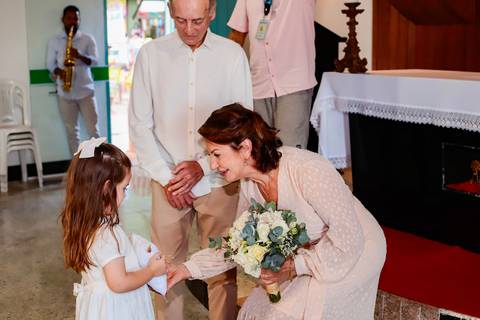 Bodas de Ouro em Praia do Forte-Ba,Registro Fotográfico de Renovação de Votos,Fotografia de Família, Histórias de Amor Duradouro,Celebração de 50 Anos de Casados, Cerimônia Intimista à Beira-Mar, Momentos Especiais Capturados em Imagens,WaldyrLantyer'