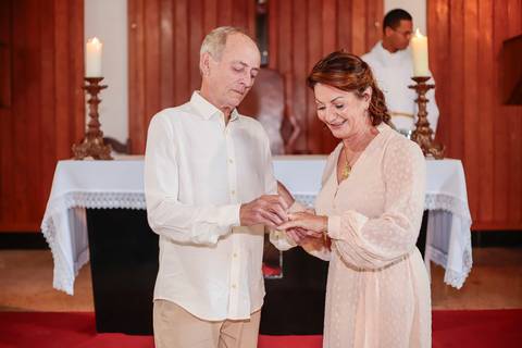 Bodas de Ouro em Praia do Forte-Ba,Registro Fotográfico de Renovação de Votos,Fotografia de Família, Histórias de Amor Duradouro,Celebração de 50 Anos de Casados, Cerimônia Intimista à Beira-Mar, Momentos Especiais Capturados em Imagens,WaldyrLantyer'
