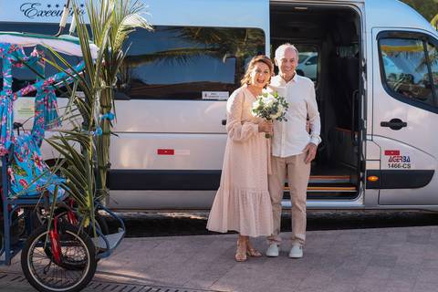 Bodas de Ouro em Praia do Forte-Ba,Registro Fotográfico de Renovação de Votos,Fotografia de Família, Histórias de Amor Duradouro,Celebração de 50 Anos de Casados, Cerimônia Intimista à Beira-Mar, Momentos Especiais Capturados em Imagens,WaldyrLantyer'