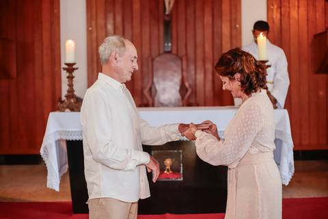 Bodas de Ouro em Praia do Forte-Ba,Registro Fotográfico de Renovação de Votos,Fotografia de Família, Histórias de Amor Duradouro,Celebração de 50 Anos de Casados, Cerimônia Intimista à Beira-Mar, Momentos Especiais Capturados em Imagens,WaldyrLantyer'