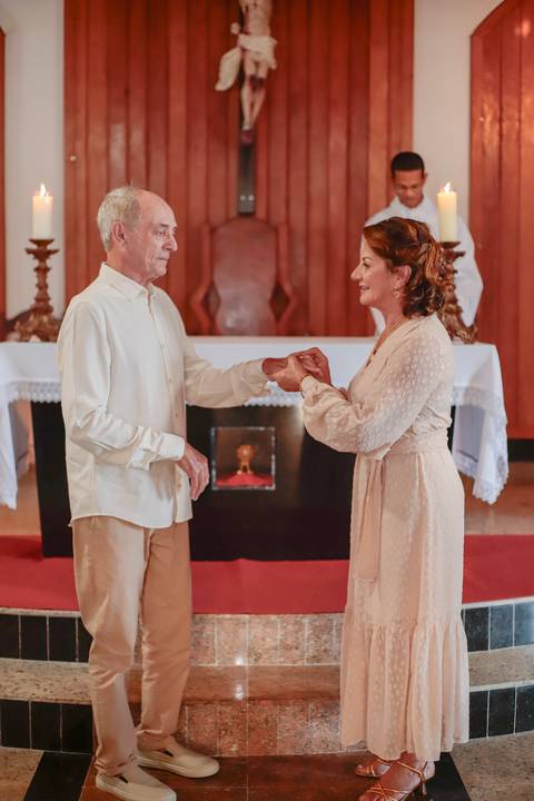 Bodas de Ouro em Praia do Forte-Ba,Registro Fotográfico de Renovação de Votos,Fotografia de Família, Histórias de Amor Duradouro,Celebração de 50 Anos de Casados, Cerimônia Intimista à Beira-Mar, Momentos Especiais Capturados em Imagens,WaldyrLantyer'