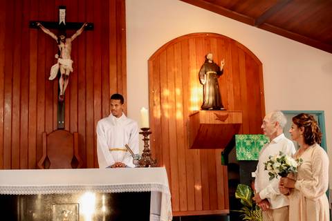 Bodas de Ouro em Praia do Forte-Ba,Registro Fotográfico de Renovação de Votos,Fotografia de Família, Histórias de Amor Duradouro,Celebração de 50 Anos de Casados, Cerimônia Intimista à Beira-Mar, Momentos Especiais Capturados em Imagens,WaldyrLantyer'